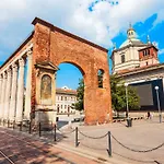 Milan Large Apartment 3 Minutes Walk From The Duomo Cathedral